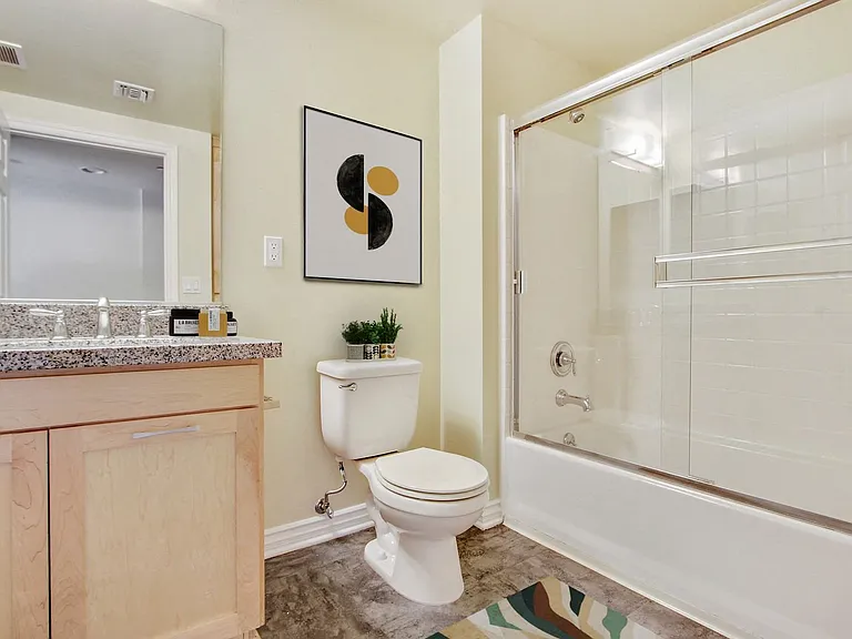 Olive Encino — Photo 9