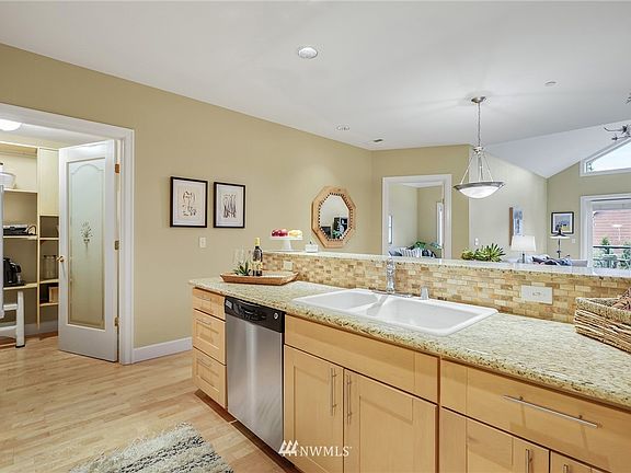 5th image of 360 NE Knechtel Way #305