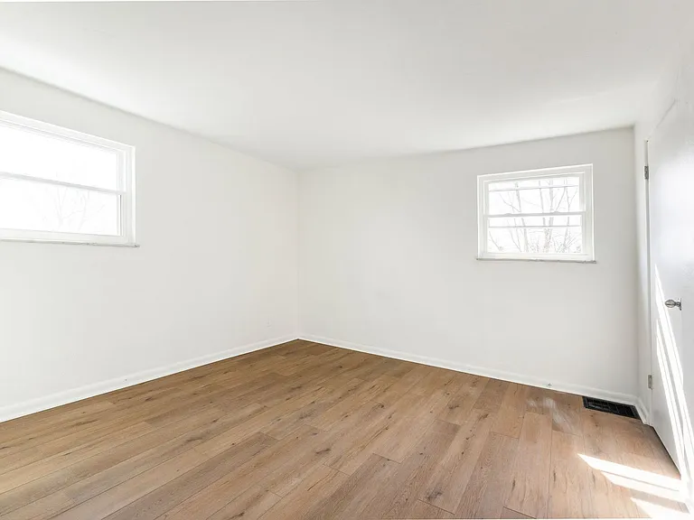 4040-4042 Halsey Pl — Photo 18
