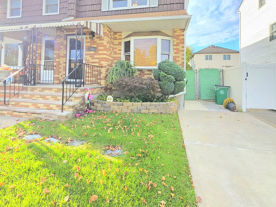 61 Moffett St #1