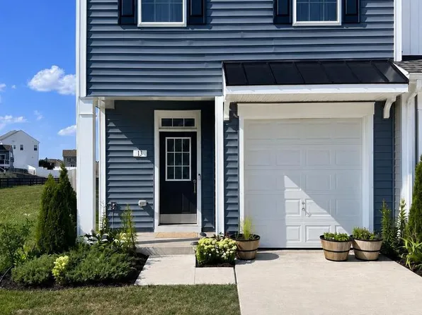13 Colchester Ct, Bunker Hill, WV 25413