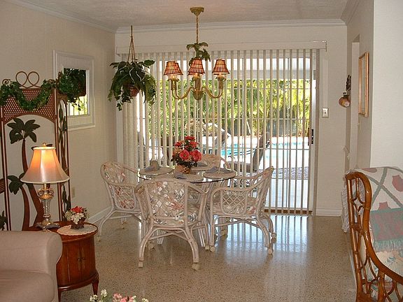 Dining Room overlooking Lanai/Pool