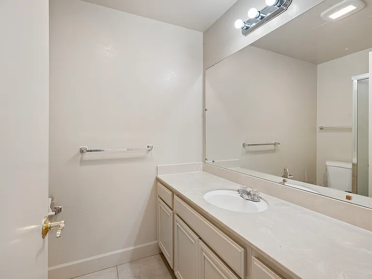 1010 N Abbott Ave — Photo 7