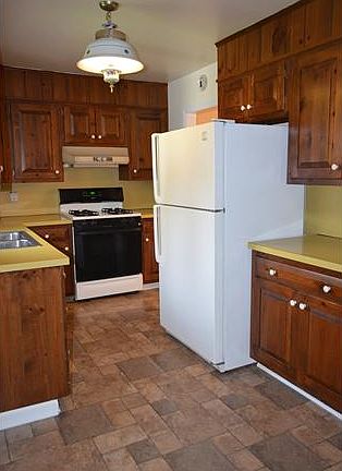 Kitchen w/solid wood cabinets and gas cooking