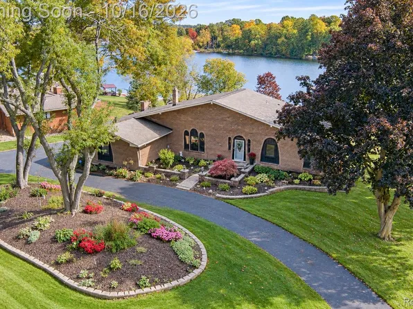 7555 Little Walters Ct, Clarkston, MI 48348