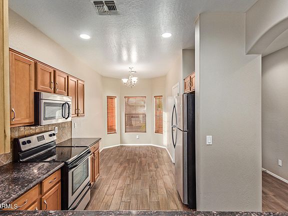 4th image of 1033 E CHELSEA Drive