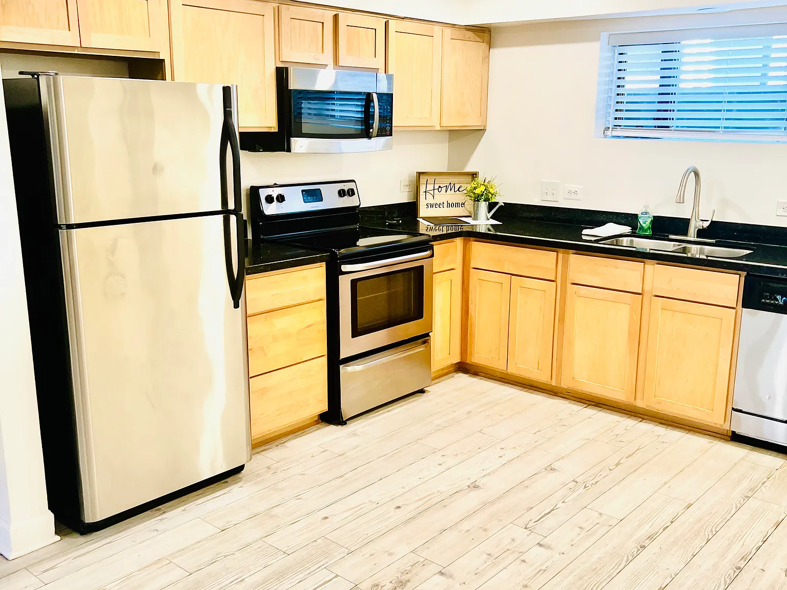 842 N 6th Avenue — Photo 4