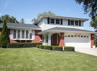 1612 E Ironwood Dr, Mount Prospect, IL