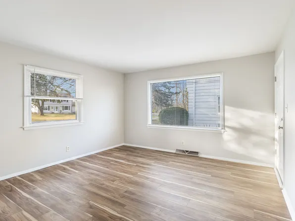 W166N9182 Grand Ave #1, Menomonee Falls, WI 53051