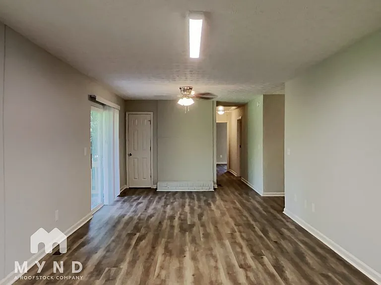 2728 Columbia Dr — Photo 8