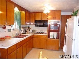 5th image of 136 Doris Ave