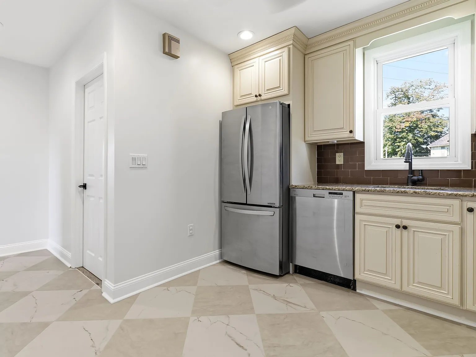 2 bed, 860 sqft, $2,350 — Photo 4