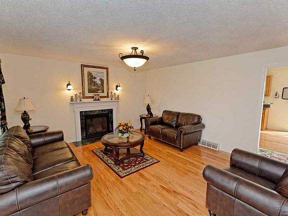 2nd image of 2 Eagle Ln