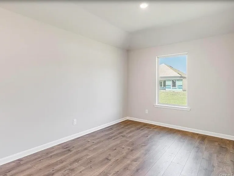 341 Sawyer — Photo 13