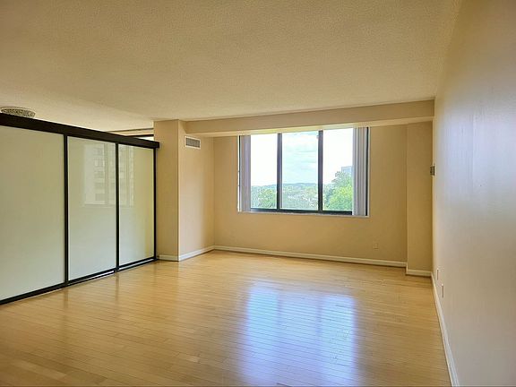 5th image of 5225 Pooks Hill Rd #519