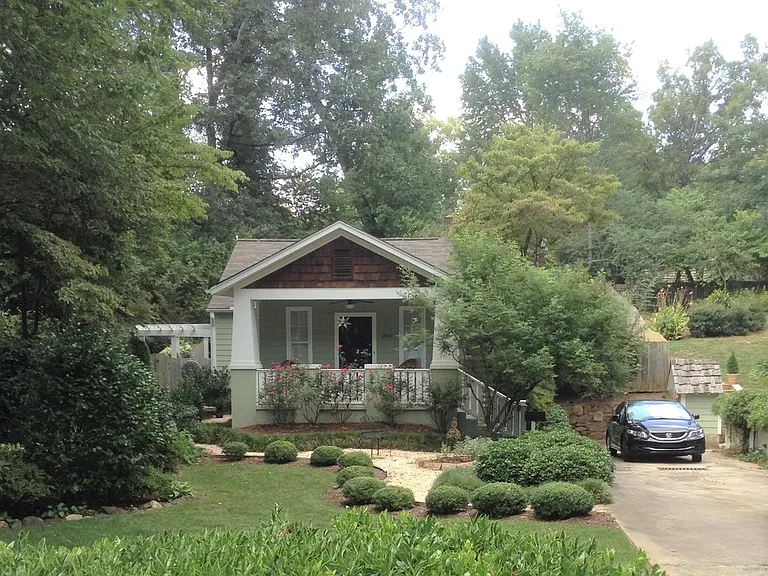 2461 Lyndhurst Ave — Photo 3
