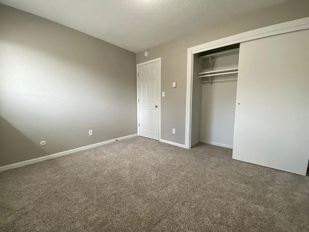 1717 Continental Dr — Photo 4