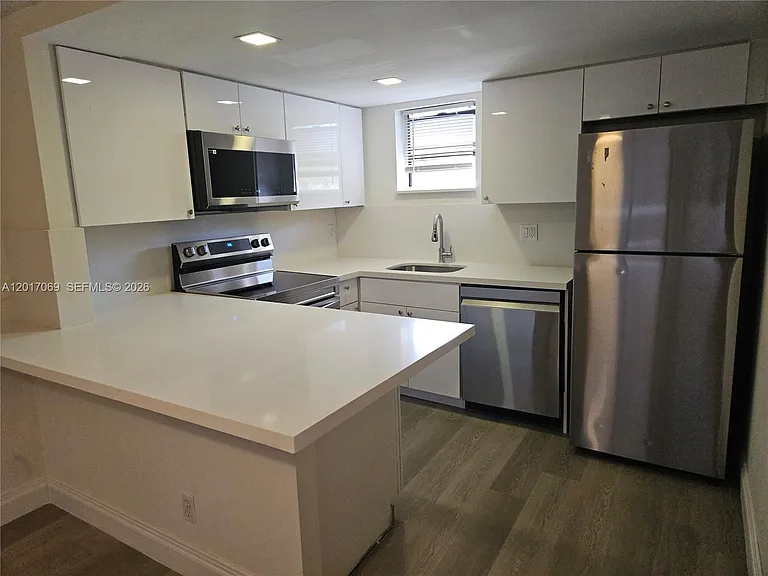 8290 Lake Dr #308 — Photo 4