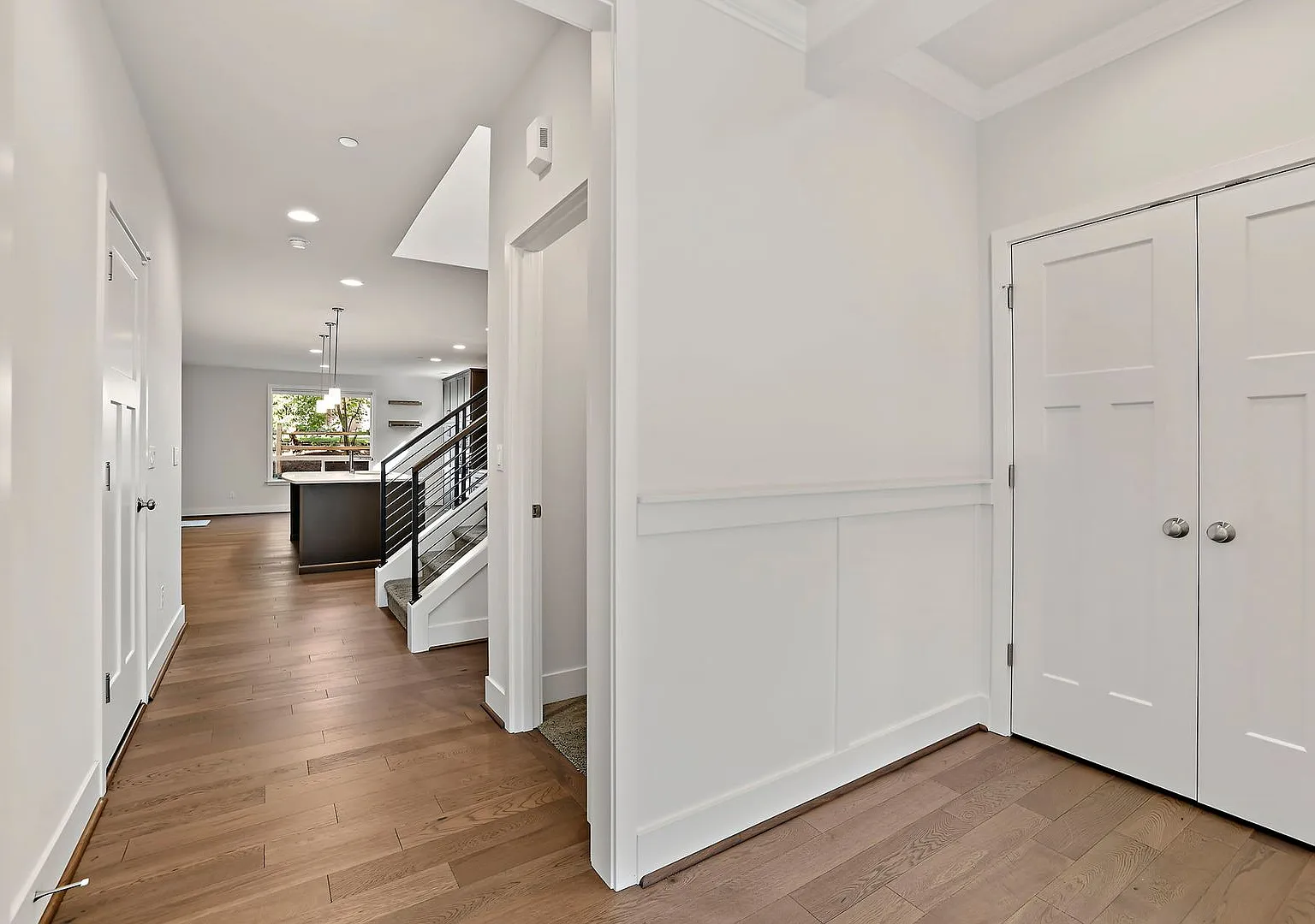 4-Bed, 2.5-Bath Beautiful Home in Shoreline 2-Car Garage w/ EV Charging, A/C, Top-Rated Schools, ... — Photo 2