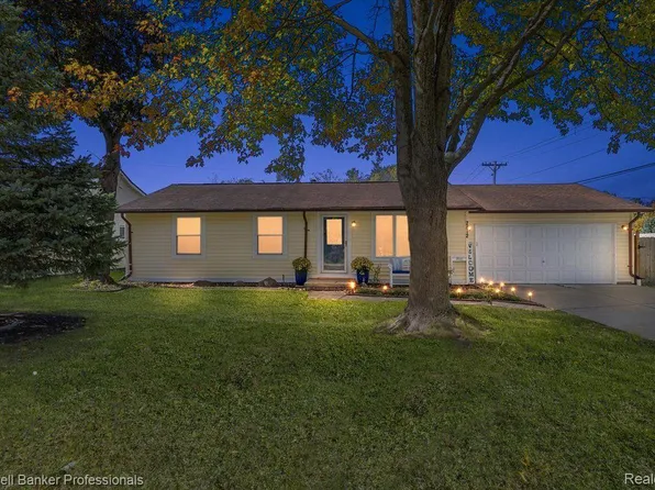 2812 Hartline Dr, Rochester Hills, MI 48309