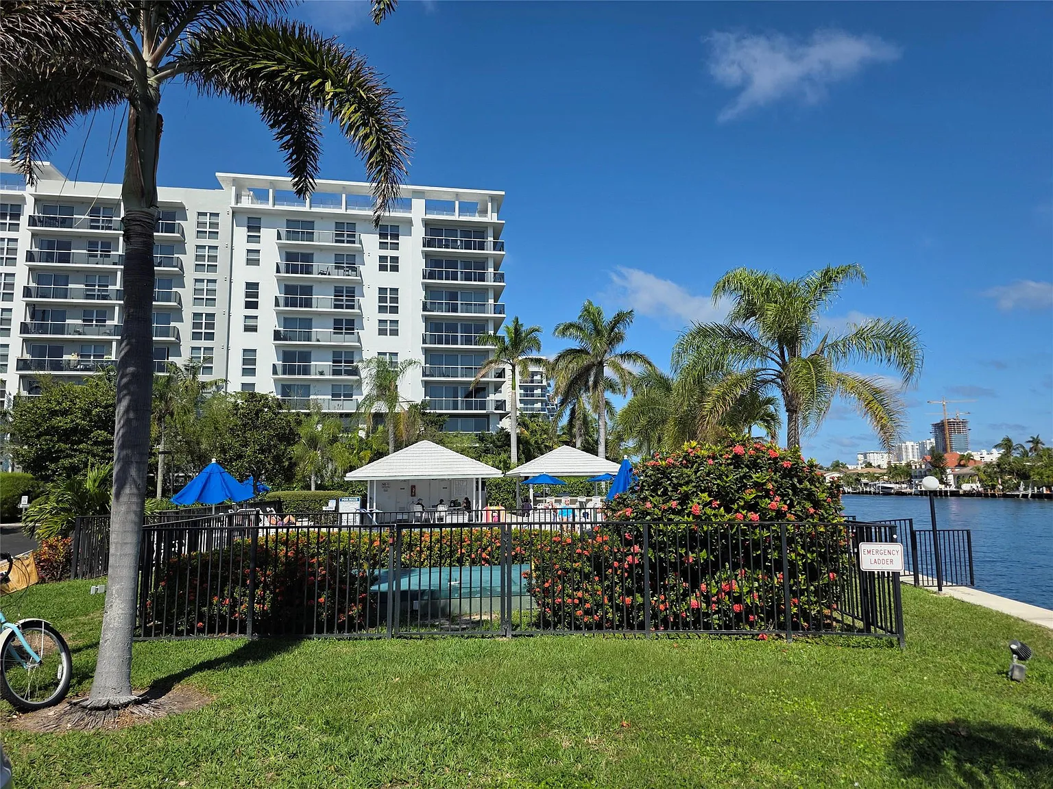 1 bed, 1.5 bath, 850 sqft, $1,950 — Photo 2