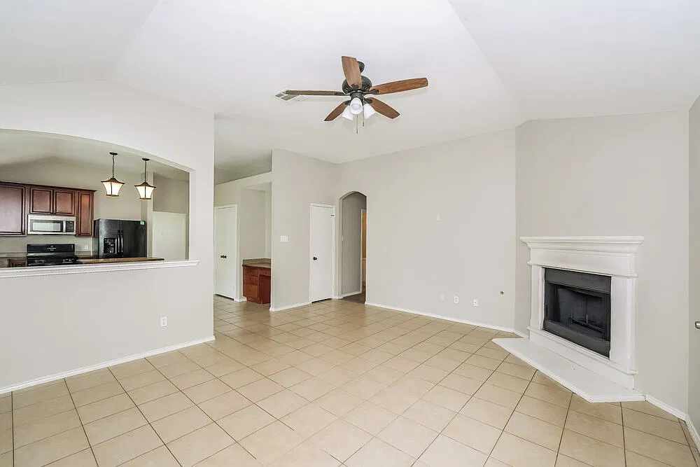 4 bed, 2.0 bath, 1946 sqft, $3,240 — Photo 4