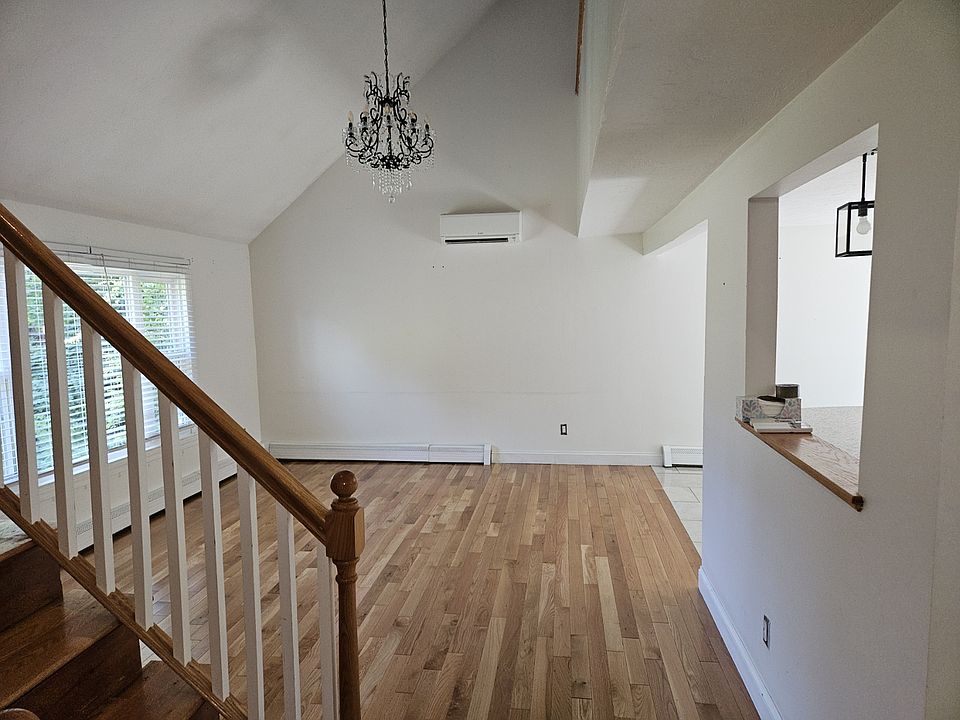 1st image of 40 Poquanticut Ave