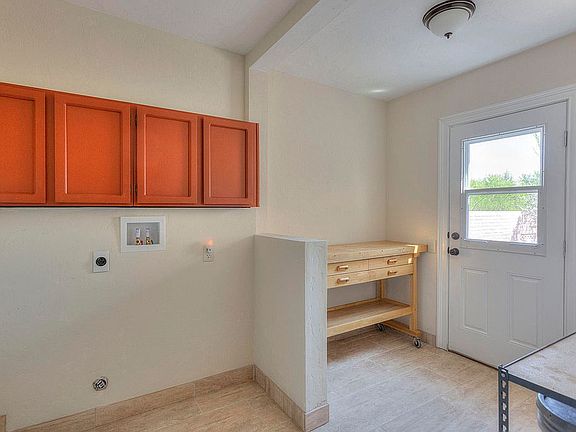 Laundry: Has washer/ Dryer 