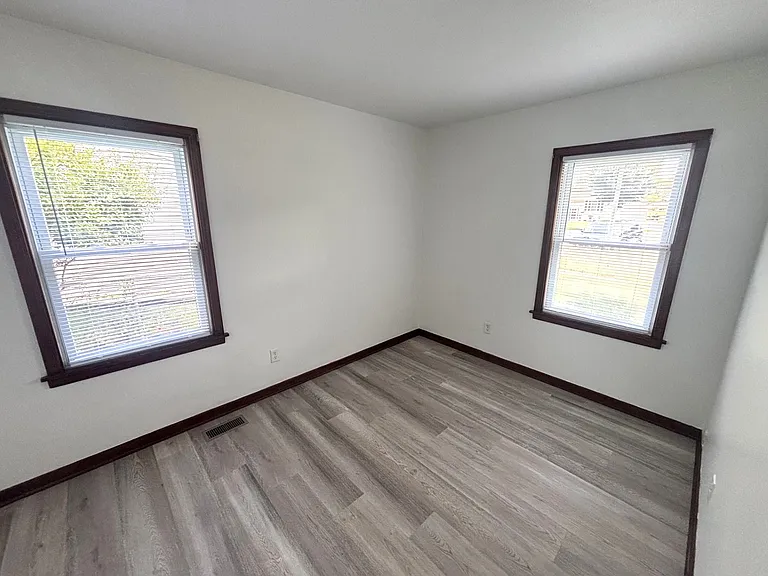 1352 Crestwood Dr — Photo 15