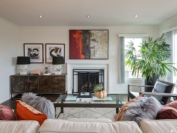 4th image of 15 Skyview Way
