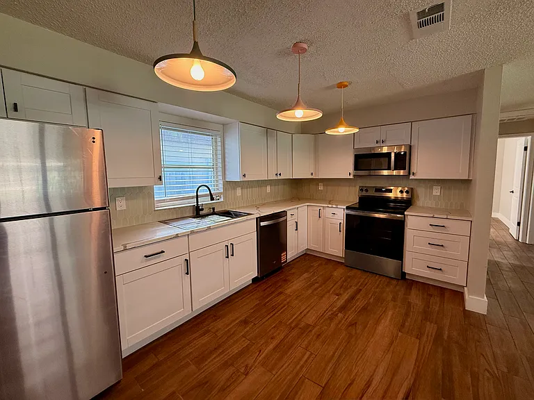 421 6th Ave NE #B — Photo 5