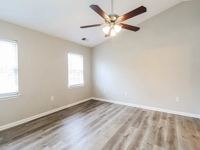 142 Hampshire Dr — Photo 10