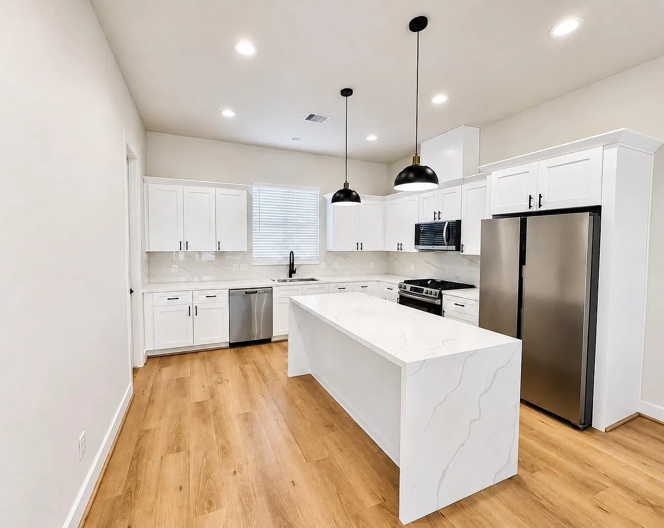 3 bed, 3.5 bath, 1926 sqft, $2,500 — Photo 3