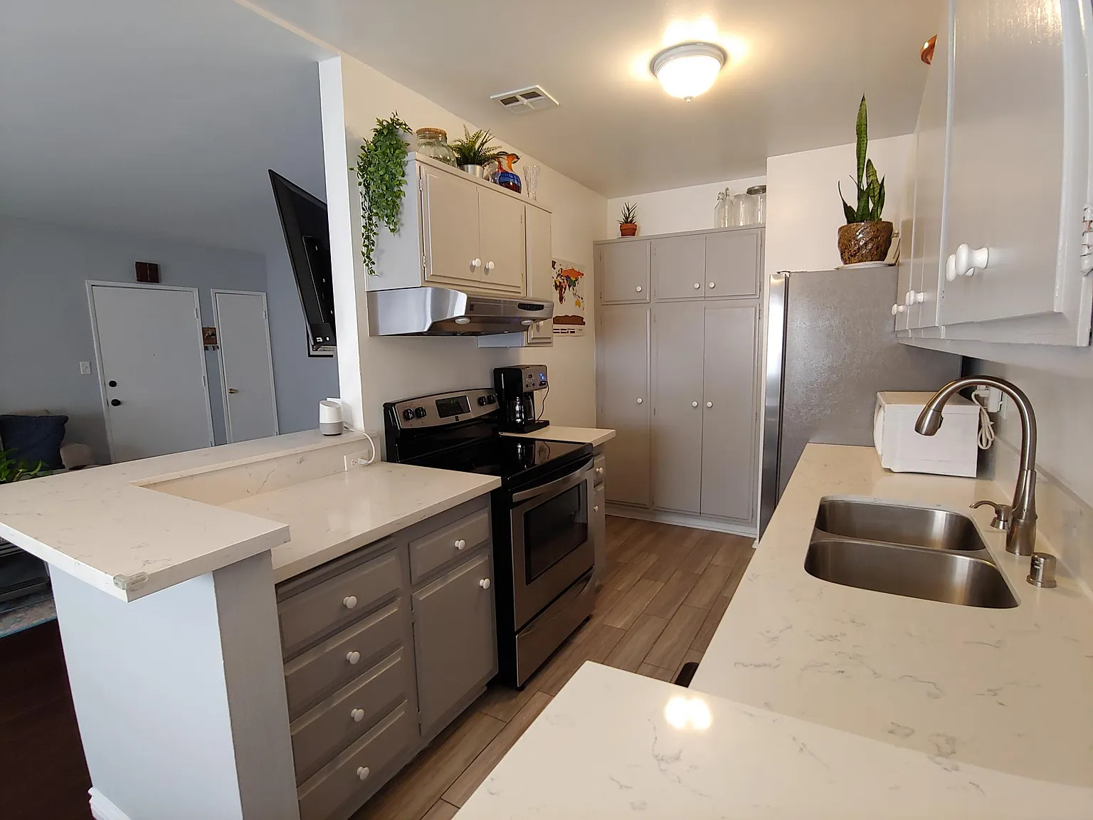 5403 Newcastle Ave — Photo 2