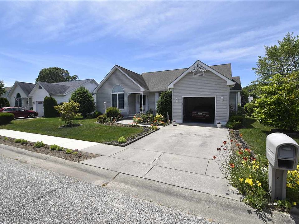 1st image of 28 Canterbury Way