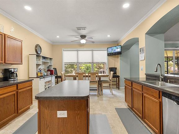 4th image of 211 HUNT STREET