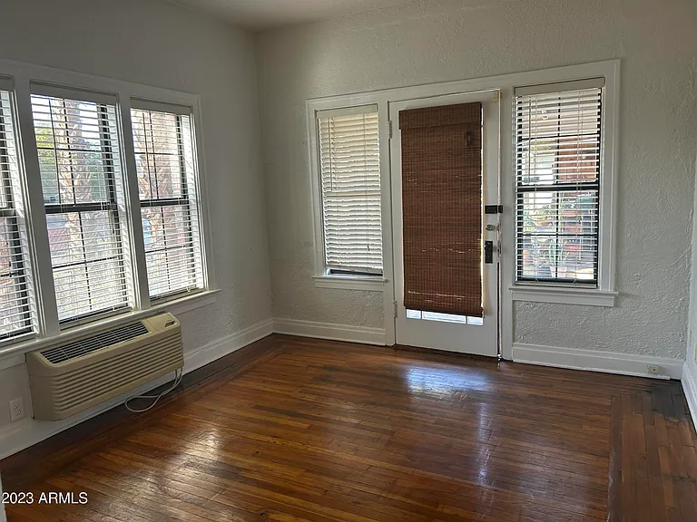 902 E Palm Ln #4 — Photo 3