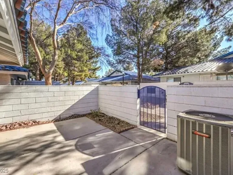 2132 Petersham Ct #D — Photo 17