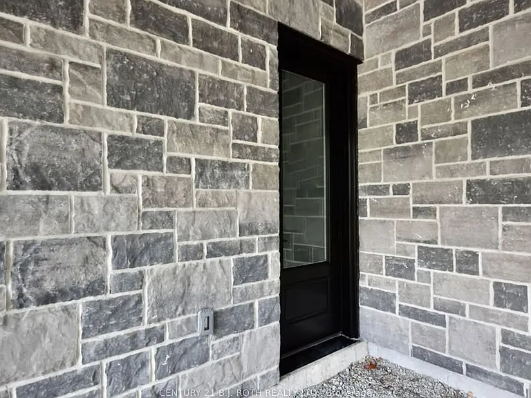 4 Centre St — Photo 18