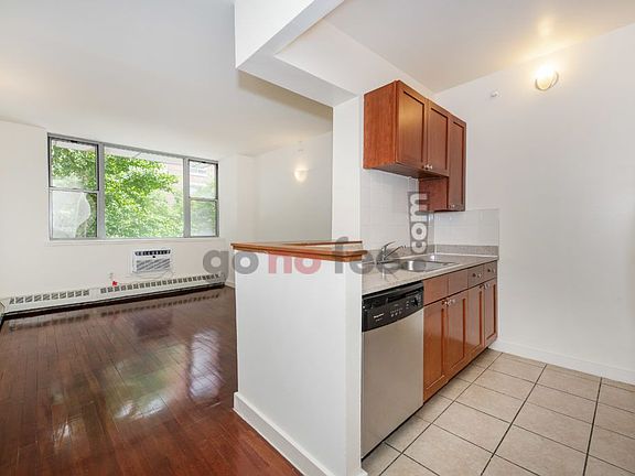 3rd image of 444 Manhattan Ave APT 6L