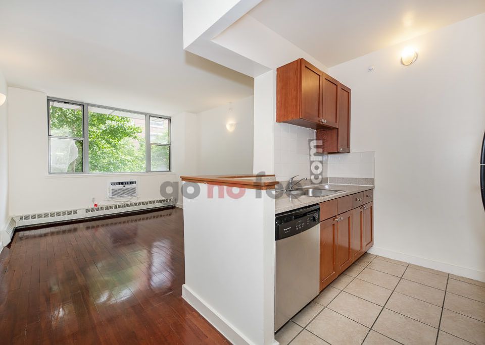 1st image of 444 Manhattan Ave APT 2L