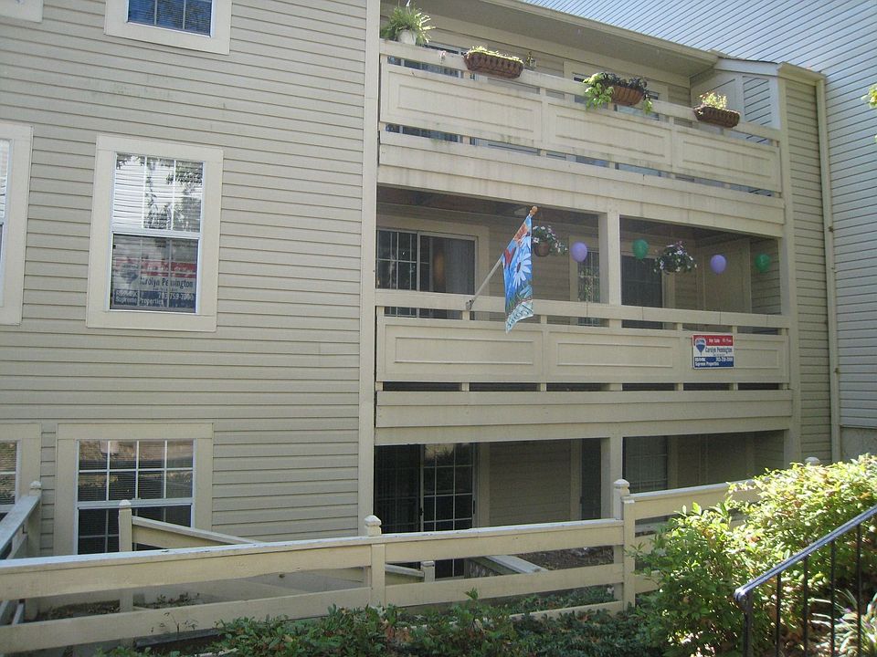 Exterior w covered porch