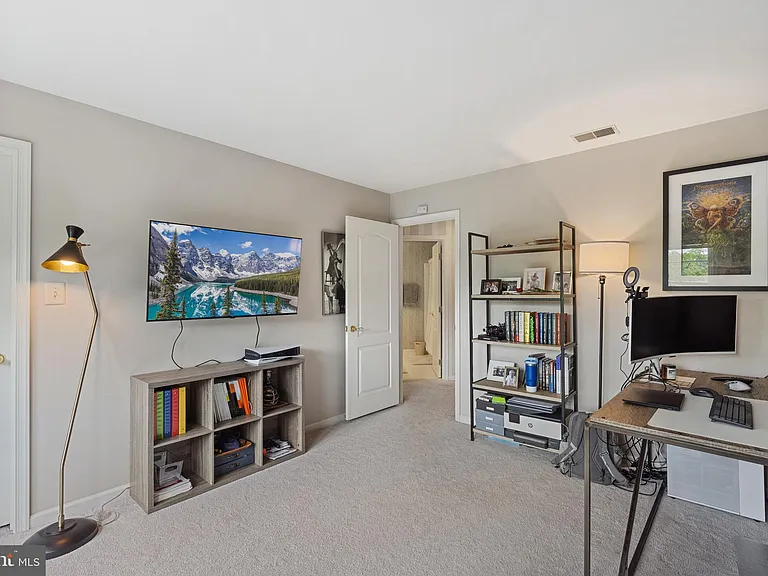 2207 Frank St — Photo 40