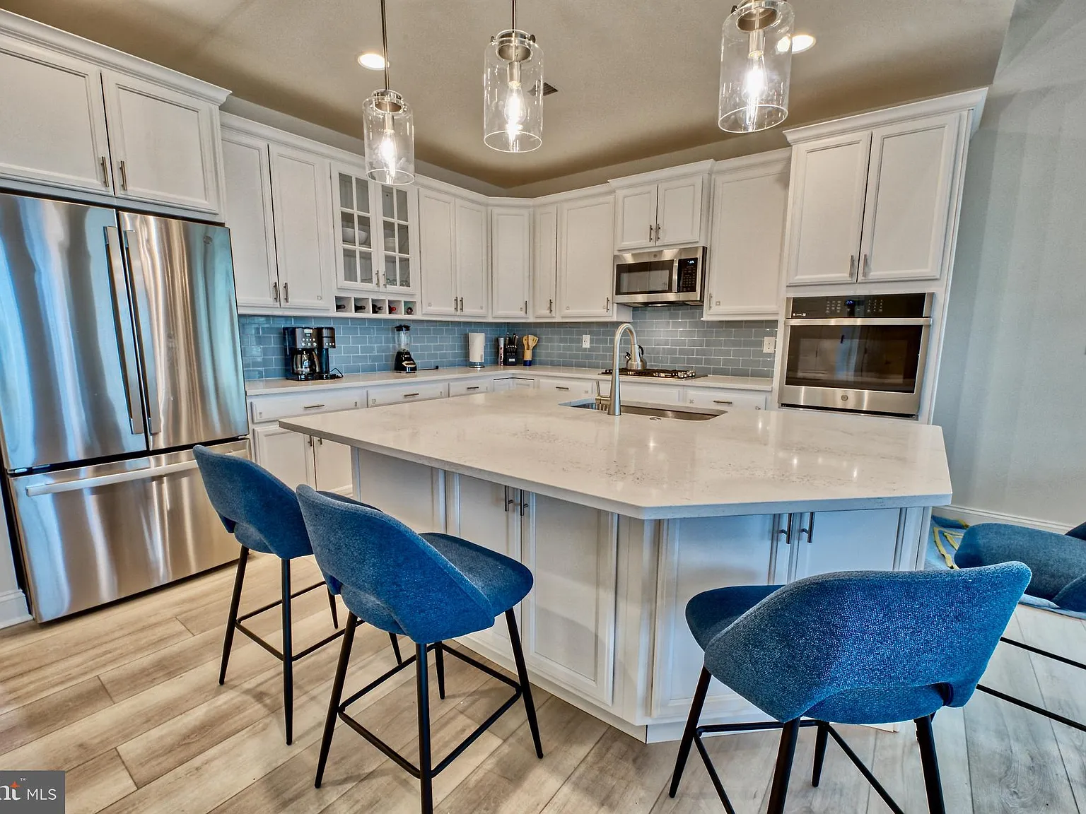 4 bed, 5.0 bath, 4038 sqft, $2,995 — Photo 3