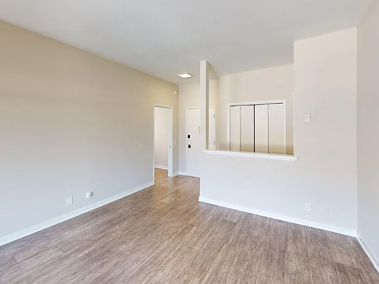 Windsor Place Apartments — Photo 18
