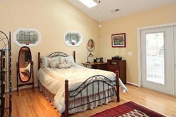2nd image of 901 Nelson St