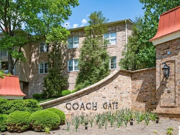 5601 Coach Gate Wynde APT 20, Louisville, KY 40207