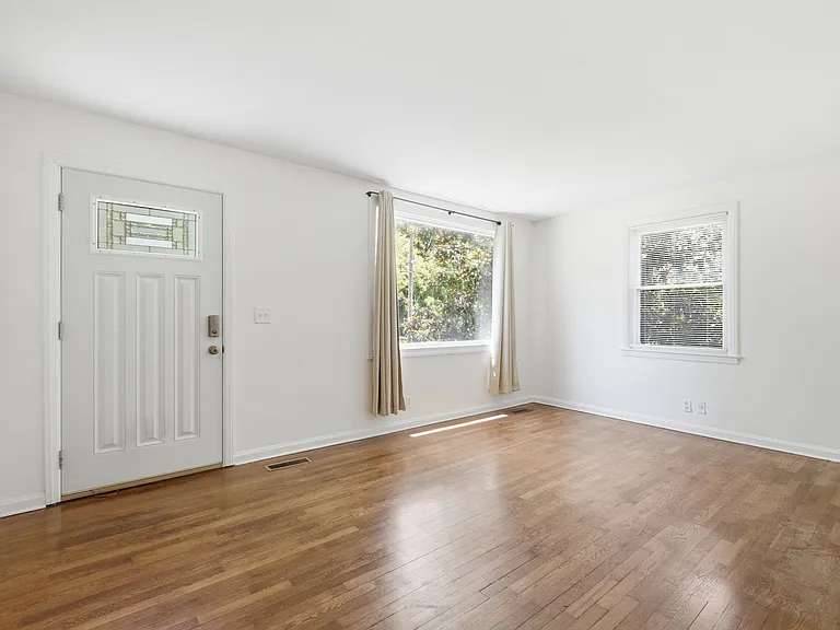 240 Ridgeway Dr — Photo 5