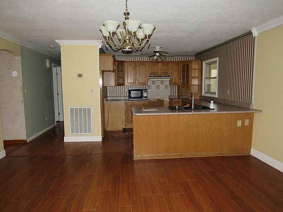4th image of 271 Lee St