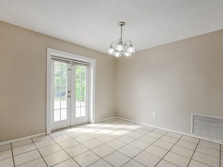 542 Salerno Dr — Photo 5